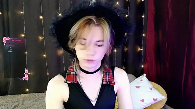 Snapshot of evan_reinhart chatting on October 31, 2025, 1:30 pm evan reinhart online show from October 31, 2025, 1:30 pm