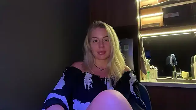 Snapshot of Miravynn chatting on February 25, 2026, 5:02 pm Miravynn online show from February 25, 2026, 5:02 pm