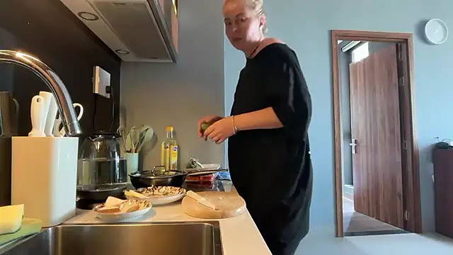 Snapshot of Miravynn chatting on February 21, 2026, 5:09 am Miravynn online show from February 21, 2026, 5:09 am