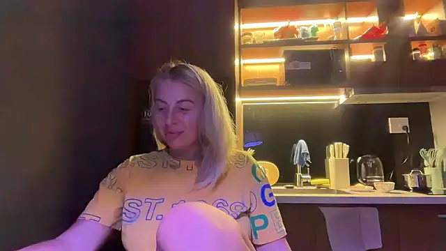 Snapshot of Miravynn chatting on February 20, 2026, 4:53 pm Miravynn online show from February 20, 2026, 4:53 pm