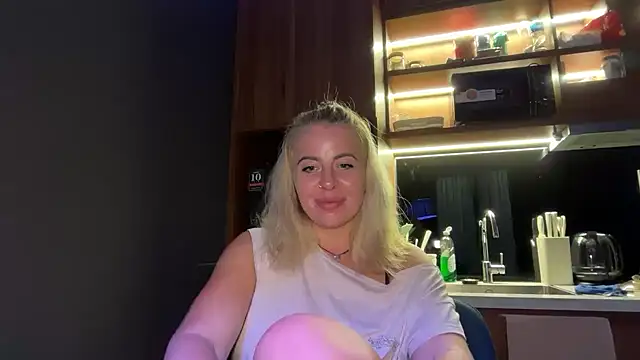 Snapshot of Miravynn chatting on February 19, 2026, 6:16 pm Miravynn online show from February 19, 2026, 6:16 pm