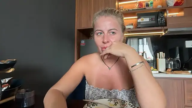 Snapshot of Miravynn chatting on February 22, 2026, 5:43 am Miravynn online show from February 22, 2026, 5:43 am