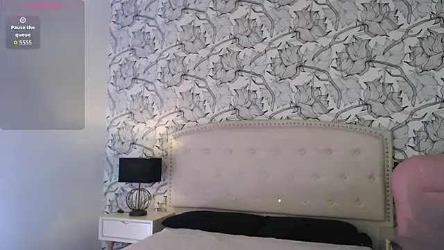 Adrianna5  online show from November 6, 2025, 11:03 am