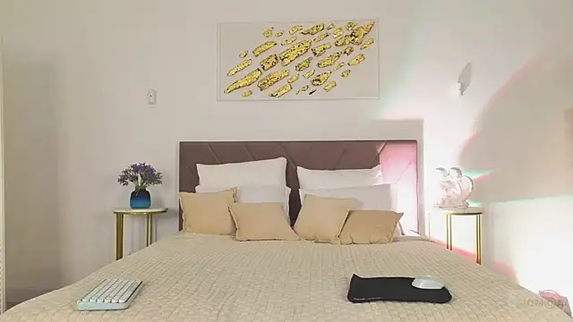 Nicole Broown  online show from April 14, 2026, 8:58 pm