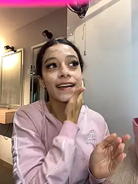 Snapshot of ChloeRosses chatting on April 19, 2026, 8:22 pm ChloeRosses online show from April 19, 2026, 8:22 pm
