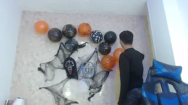 Aaron Foxxx online show from November 4, 2025, 12:42 pm