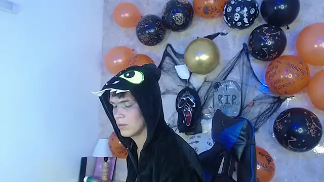 Aaron Foxxx online show from October 28, 2025, 1:43 pm