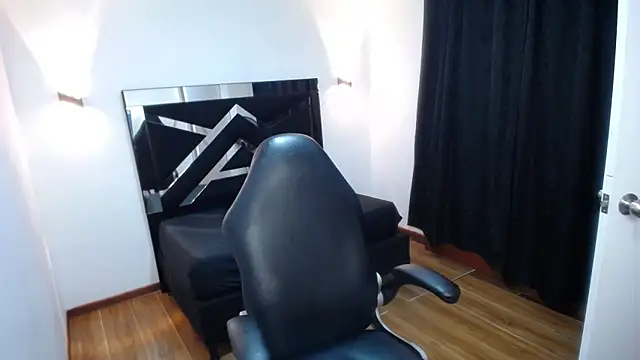 MarianaRojas  online show from January 7, 2026, 4:39 am