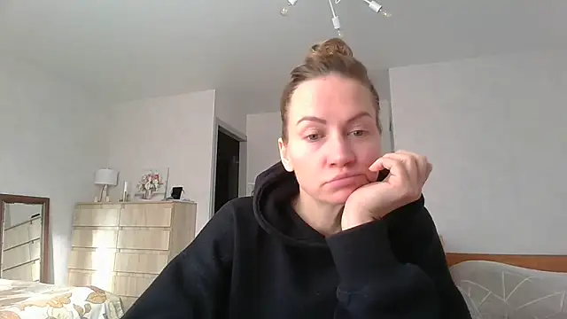 Snapshot of Thavione chatting on February 9, 2026, 9:51 am Thavione online show from February 9, 2026, 9:51 am