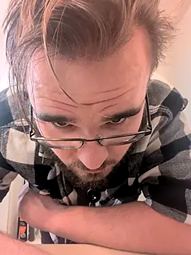 bear8t online show from November 3, 2025, 4:32 pm