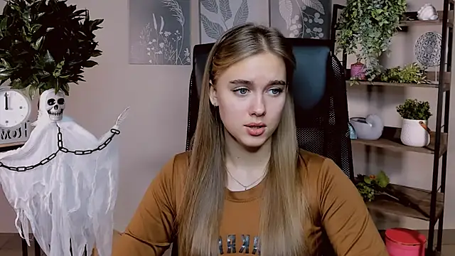 JuneWoods online show from November 8, 2025, 11:47 am