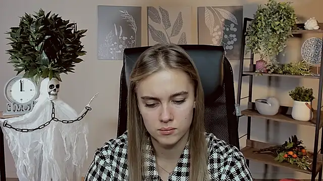 JuneWoods online show from October 31, 2025, 12:57 pm