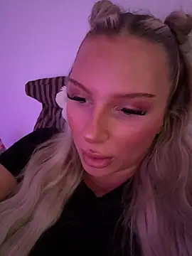 Snapshot of blondeeee chatting on July 1, 2026, 3:34 pm blondeeee online show from July 1, 2026, 3:34 pm