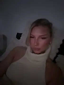 Snapshot of blondeeee chatting on March 4, 2026, 6:48 pm blondeeee online show from March 4, 2026, 6:48 pm