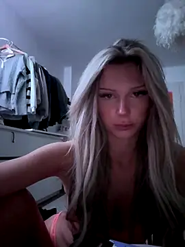 Snapshot of blondeeee chatting on December 22, 2025, 4:29 pm blondeeee online show from December 22, 2025, 4:29 pm