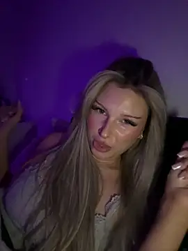 Snapshot of blondeeee chatting on February 7, 2026, 6:16 pm blondeeee online show from February 7, 2026, 6:16 pm