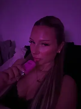 Snapshot of blondeeee chatting on February 25, 2026, 5:57 pm blondeeee online show from February 25, 2026, 5:57 pm