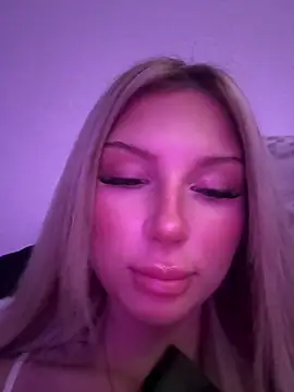 blondeeee online show from April 9, 2026, 4:13 pm