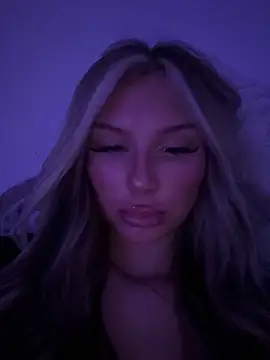 Snapshot of blondeeee chatting on May 17, 2026, 5:35 pm blondeeee online show from May 17, 2026, 5:35 pm