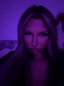 Snapshot of blondeeee chatting on January 10, 2026, 5:30 pm blondeeee online show from January 10, 2026, 5:30 pm