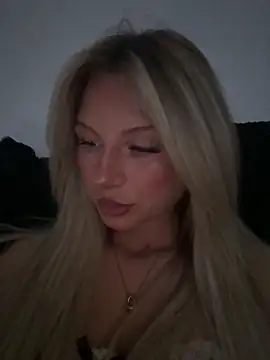 Snapshot of blondeeee chatting on May 6, 2026, 4:11 pm blondeeee online show from May 6, 2026, 4:11 pm