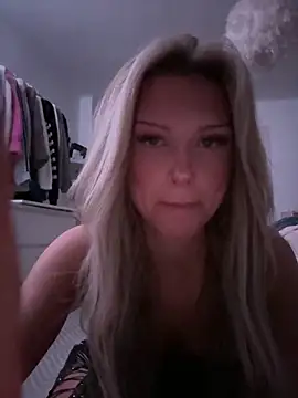 Snapshot of blondeeee chatting on December 16, 2025, 5:28 pm blondeeee online show from December 16, 2025, 5:28 pm