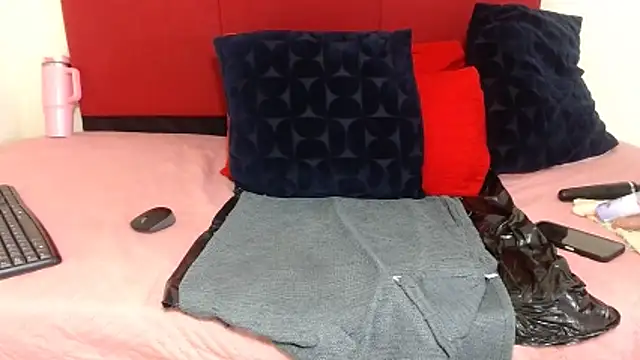 CurvyQueenx2 online show from April 15, 2026, 9:04 am