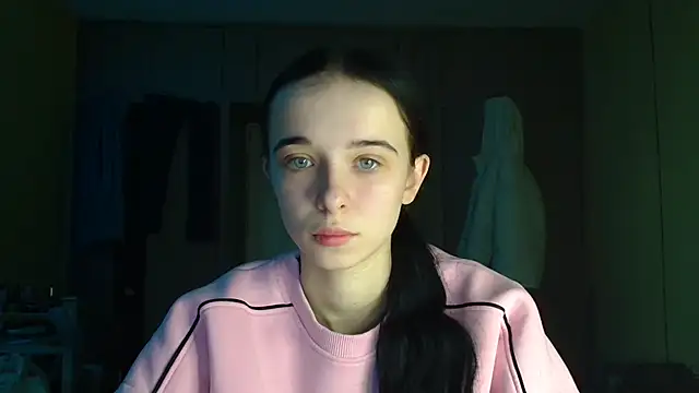 Emilia Light online show from December 19, 2025, 7:00 am