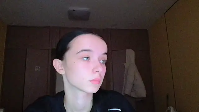 Emilia Light online show from November 28, 2025, 9:09 am