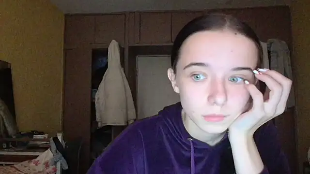 Emilia Light online show from October 28, 2025, 12:04 pm