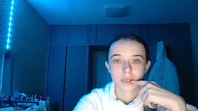 Emilia Light online show from February 12, 2026, 5:45 pm