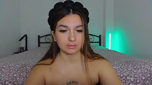 Snapshot of YourEmily_xx chatting on October 21, 2025, 7:19 am YourEmily xx online show from October 21, 2025, 7:19 am