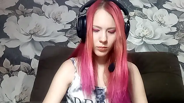 LiaCusson online show from October 20, 2025, 5:35 pm