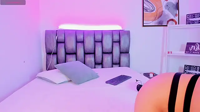 Caroline Millerr online show from December 1, 2025, 7:48 pm