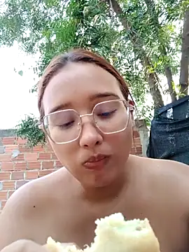 Snapshot of young_dairy01 chatting on February 18, 2026, 12:23 pm young dairy01 online show from February 18, 2026, 12:23 pm