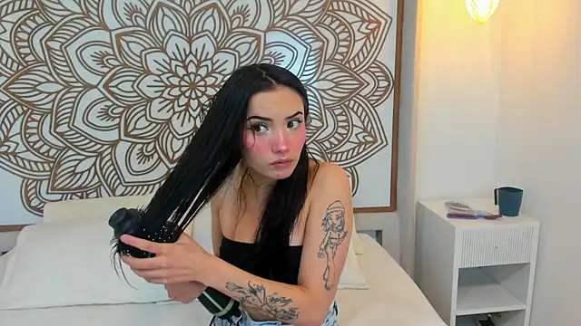 Snapshot of Daphne_Nicolle chatting on October 21, 2025, 2:27 pm Daphne Nicolle online show from October 21, 2025, 2:27 pm