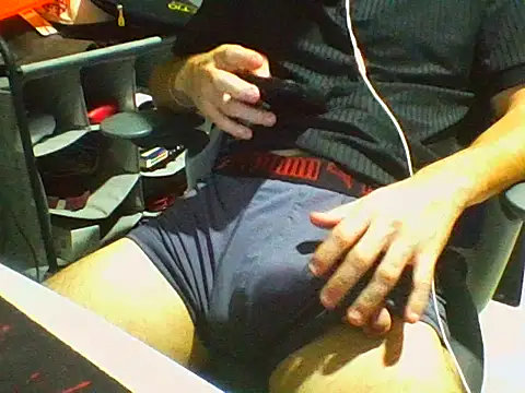 Snapshot of AlbertoRuiz086 chatting on October 28, 2025, 6:23 am AlbertoRuiz086 online show from October 28, 2025, 6:23 am