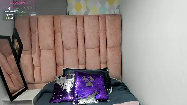 Issa Milf   online show from February 11, 2026, 1:11 pm