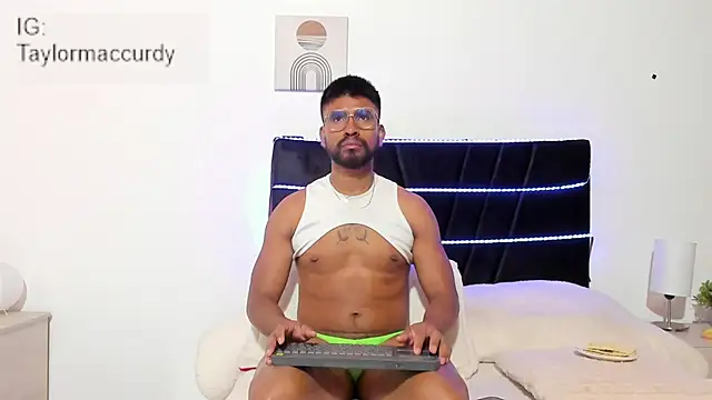 Taylormaccurdy  online show from November 21, 2025, 2:49 pm