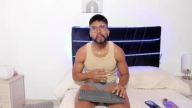 Taylormaccurdy  online show from November 7, 2025, 1:48 pm