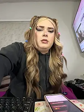 Redvelvett22 online show from October 31, 2025, 7:16 am