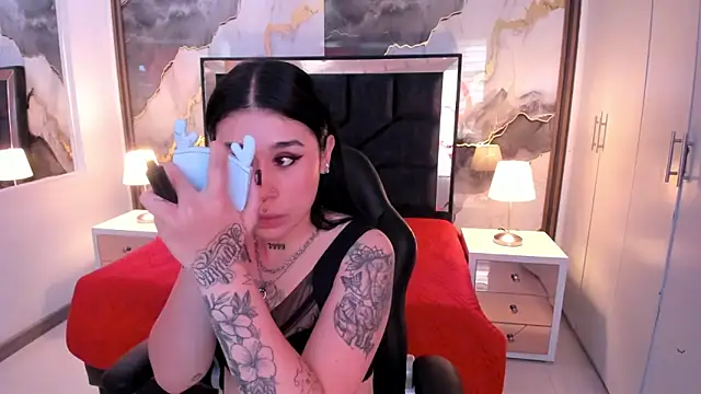 SusanVilla online show from November 17, 2025, 6:12 pm