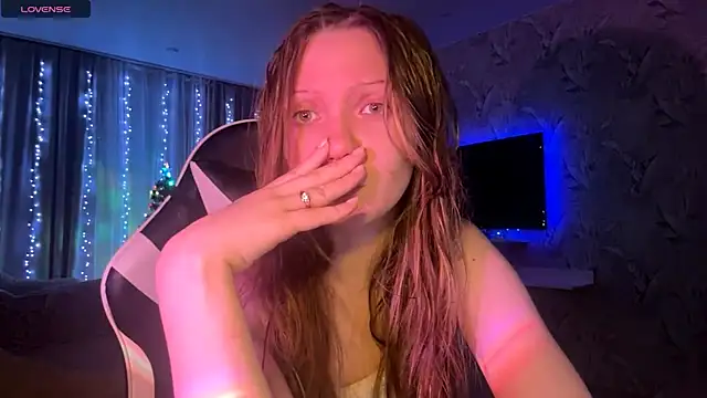 EmiIyKitty online show from January 7, 2026, 8:03 pm