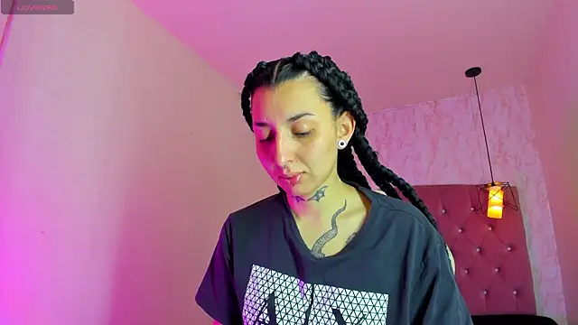 Iris  77 online show from November 29, 2025, 1:33 pm