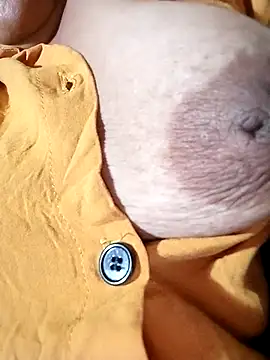 Snapshot of Hotmommax chatting on February 3, 2026, 2:11 pm Hotmommax online show from February 3, 2026, 2:11 pm