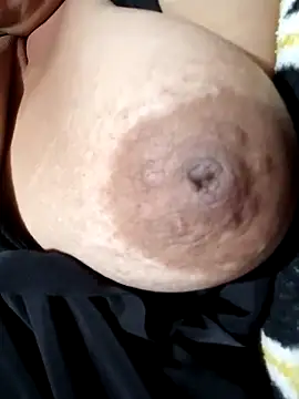 Snapshot of Hotmommax chatting on February 13, 2026, 8:20 pm Hotmommax online show from February 13, 2026, 8:20 pm