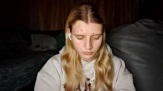 Snapshot of LynteriLain chatting on October 19, 2025, 8:11 pm LynteriLain online show from October 19, 2025, 8:11 pm