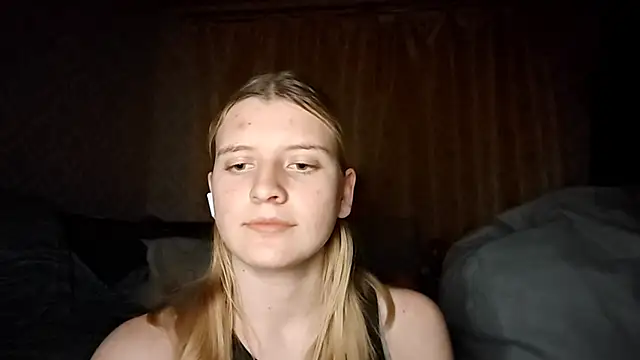 Snapshot of LynteriLain chatting on October 17, 2025, 9:38 pm LynteriLain online show from October 17, 2025, 9:38 pm