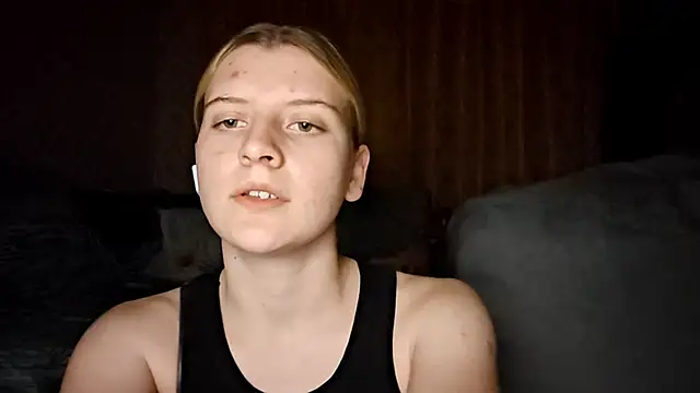 Snapshot of LynteriLain chatting on October 18, 2025, 8:00 pm LynteriLain online show from October 18, 2025, 8:00 pm