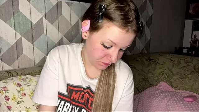 RebelKitsune online show from December 1, 2025, 7:04 pm